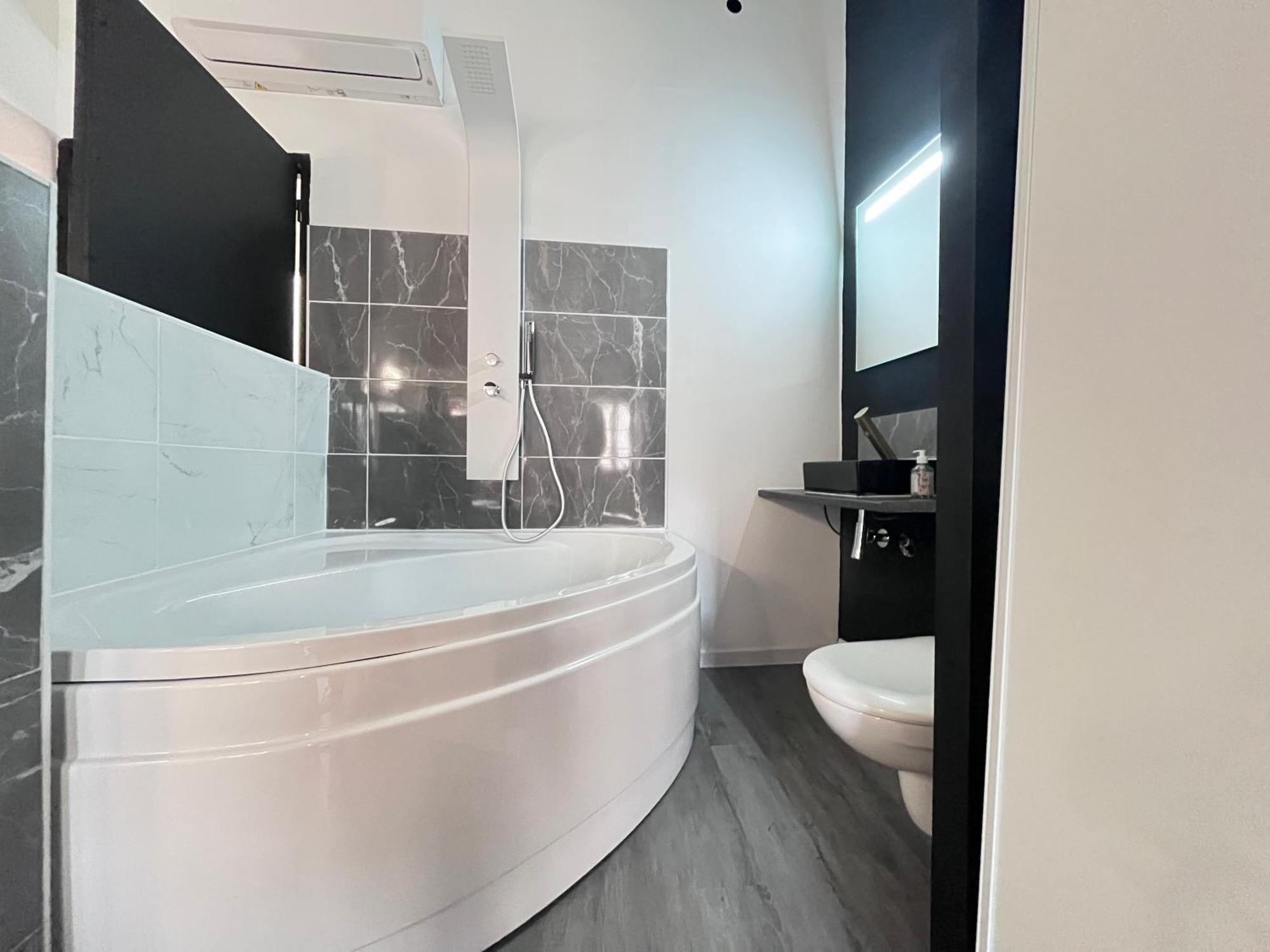Charmant Studio Baignoire Narbonne Bagian luar foto