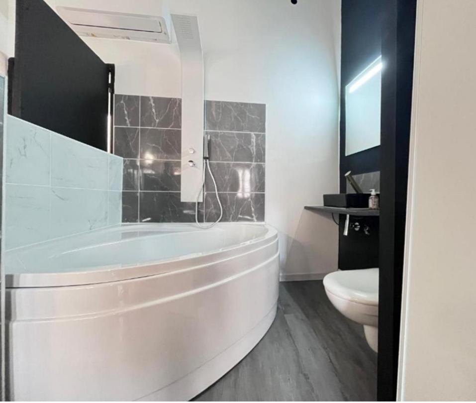 Charmant Studio Baignoire Narbonne Bagian luar foto